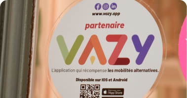 Main sur le guidon d'un vélo